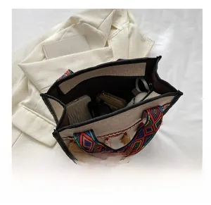 Sac seau ethnique avec poignée tissée colorée montrant une grande capacité intérieure