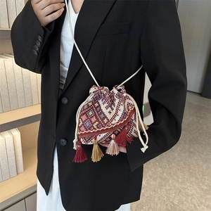 Bolso tipo cubo tejido de estilo étnico con patrones geométricos y flecos largos