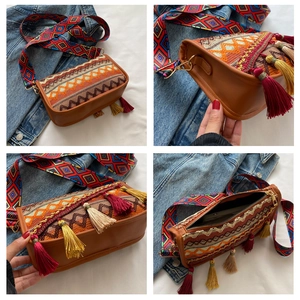 Détail de la broderie bohème et des franges colorées sur le sac bandoulière ethnique