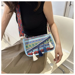 Détail du sac ethnique avec broderies, franges et bandoulière tissée colorée