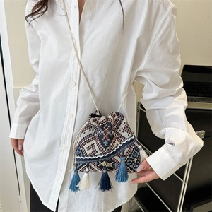 Bolso tipo cubo étnico con patrones geométricos y borlas de colores para mujer estilo
