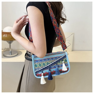 Détail du sac ethnique tissé bleu avec franges colorées et bandoulière brodée