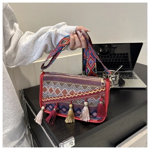 Détail du sac bandoulière ethnique avec broderies, pompons et large bandoulière