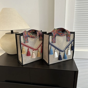 Sac seau en lin ethnique avec glands colorés et poignées tissées de style bohème