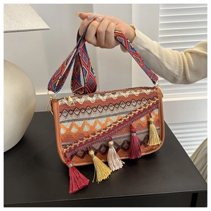 Détail de la broderie ethnique et des glands colorés sur le sac à bandoulière chic