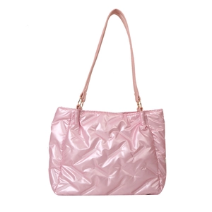 Sac fourre-tout matelassé rose au fini brillant avec boucles dorées sur fond blanc épuré