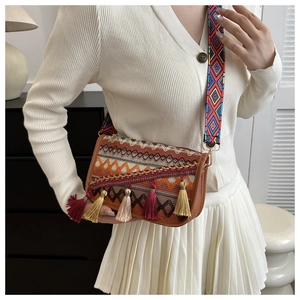 Détail d'un sac bandoulière ethnique avec broderies et glands multicolores