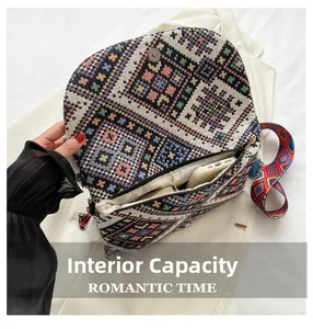 Détail de l'intérieur du sac besace bohème montrant la capacité et la sangle colorée