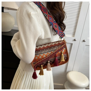 Détail d'un sac ethnique avec motifs géométriques et pampilles à franges colorées