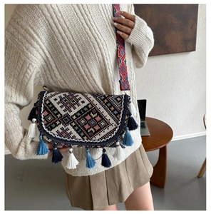 Détail du sac bandoulière ethnique avec tissage géométrique, franges et sangle jacquard