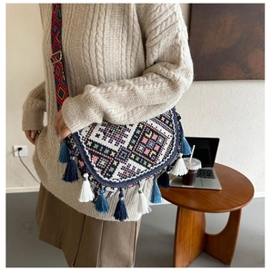 Détail d'un sac bohème brodé avec des glands colorés et une bandoulière en jacquard