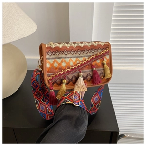 Détail du sac bandoulière bohème avec motifs ethniques et glands à franges colorés