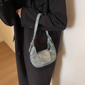 Sac hobo demi-lune bleu ciel avec boucle dorée vintage et finition mate texturée pour femme