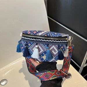 Sac bandoulière bohème tissé avec glands bleus et large bandoulière à motif ethnique