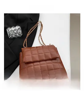 Détail du sac à bandoulière matelassé marron en similicuir avec chaîne en métal doré
