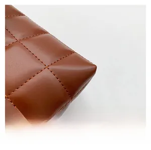 Gros plan du sac en similicuir marron caramel avec motif matelassé à losanges