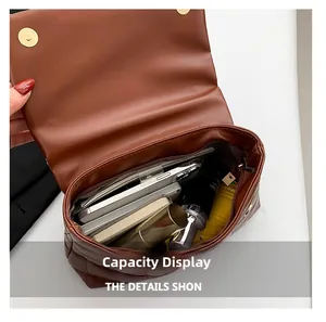 Détail de l'intérieur d'un sac en cuir PU matelassé marron avec rangement pour téléphone et cosmétique