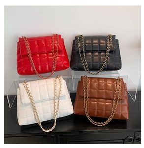 Détails des sacs à bandoulière matelassés en rouge, noir, blanc et marron