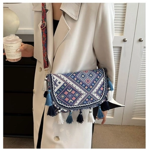 Détail du sac bandoulière ethnique avec franges bleues, broderie et bandoulière large