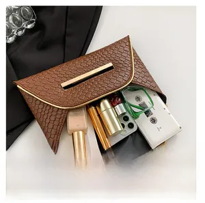 Pochette a busta intrecciata marrone scuro con manico dorato che mostra lo spazio interno