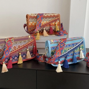 Sac bandoulière jacquard bohème avec franges ethniques et large sangle florale