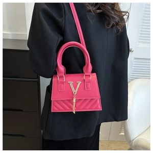 Mini sac bandoulière rose fuchsia avec boucle en V dorée et détail de franges