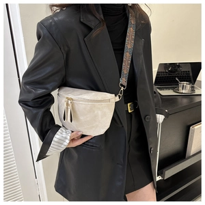 Détail du sac bandoulière beige avec sangle ethnique et fermetures éclair en métal