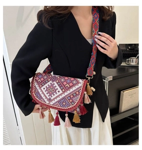 Détail du sac bandoulière ethnique avec broderie violette et glands multicolores