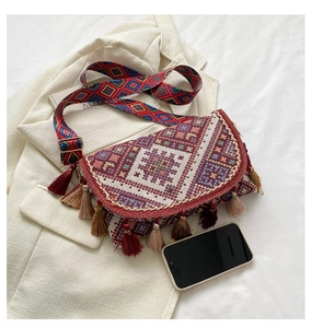 Gros plan détaillé du sac bandoulière tissé ethnique avec glands et sangle à motifs
