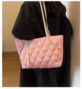 Detailansicht der rosa gesteppten Einkaufstasche mit eleganten weißen Schultergurten