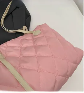 Detail der rosa gesteppten Tragetasche mit Rautenmuster und weichem Nylon-Gewebe