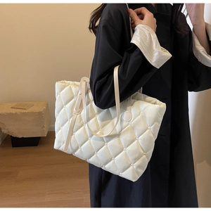 Détail du grand sac cabas matelassé blanc crème montrant le motif de broderie chic