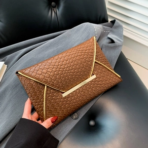 Elegante pochette a busta marrone in pelle intrecciata con finiture in metallo dorato