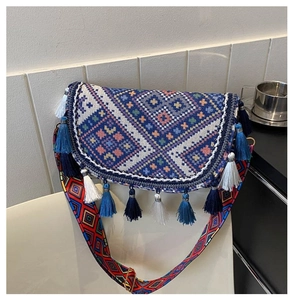 Détail du sac bandoulière bohème tissé avec glands colorés et sangle ethnique en jacquard
