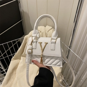 Mini borsa bianca in pelle trapuntata con logo V dorato e nappina su velluto