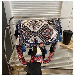 Détail de broderie bohème et de glands colorés sur un sac à bandoulière de style ethnique