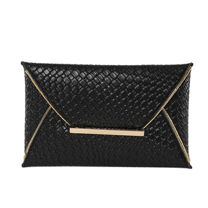 Pochette nera intrecciata minimalista con finiture e chiusura in metallo dorato
