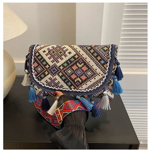 Détail du sac à bandoulière tissé coloré avec de longues franges bleues et blanches