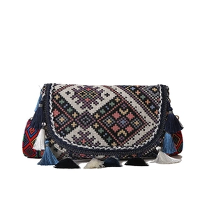 Vue détaillée du sac jacquard bohème avec motifs géométriques et pompons colorés