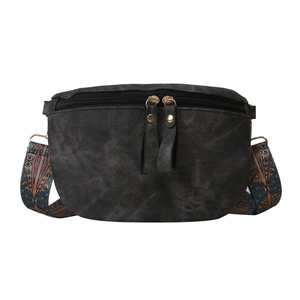 Sac bandoulière en denim gris rétro avec large sangle bohème sur fond blanc