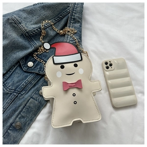 Détail du mini sac à bandoulière bonhomme de pain d'épices avec bonnet de Noël rouge
