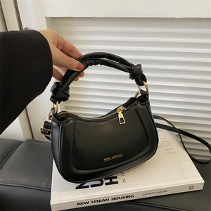 Sac bandoulière demi-lune noir chic avec poignée nouée et finition en cuir PU mat