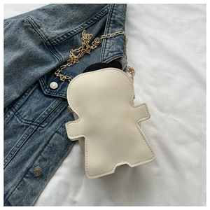 Détail du sac bandoulière créatif en forme de personnage blanc crème avec chaîne dorée
