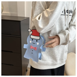 Détail du sac bandoulière bonhomme pain d'épices bleu avec bonnet de Noël et chaîne