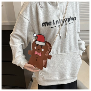 Détail du sac bandoulière bonhomme de pain d'épices avec chaîne dorée et décor de fête