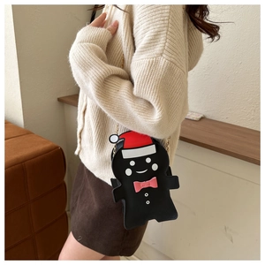 Détail du sac bandoulière bonhomme de pain d'épices de Noël avec chaîne dorée sur pull