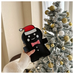 Détail du sac bandoulière bonhomme de pain d'épices avec bonnet de Noël et chaîne dorée
