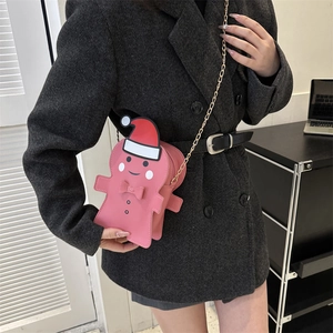 Sac bandoulière bonhomme en pain d'épices rose avec bonnet de Noël porté par un mannequin