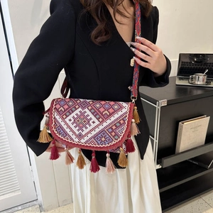 Sac bandoulière bohème ethnique avec broderies colorées et franges à glands sur la sangle