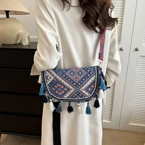 Sac bandoulière ethnique tissé avec franges colorées et bandoulière à motifs géométriques